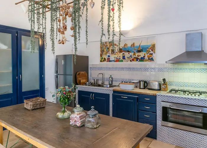 Donna Michelle - Private Pool & Faraglioni View Капри